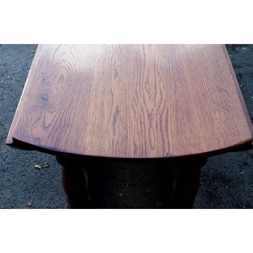 915 - A 20th Century oak wake table