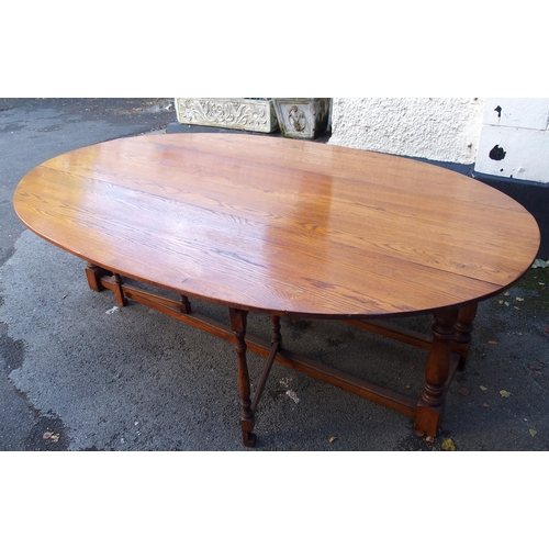 915 - A 20th Century oak wake table