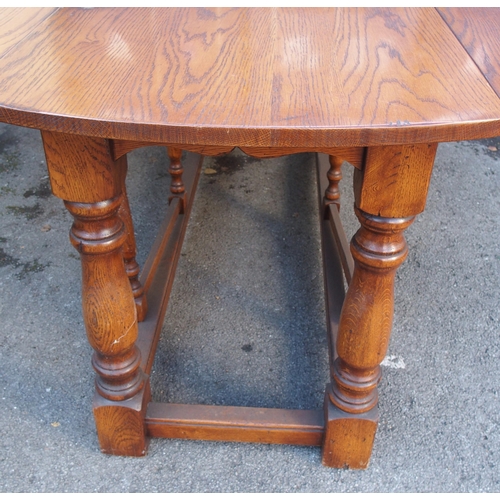 915 - A 20th Century oak wake table