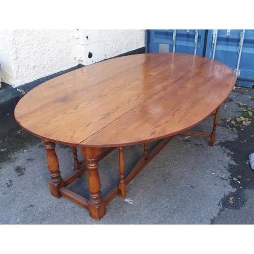 915 - A 20th Century oak wake table