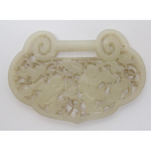 63 - A Chinese jade belt buckle