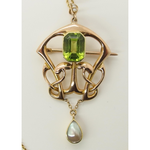 725 - A 15ct rose gold Art Nouveau pendant set with a peridot and a blister pearl