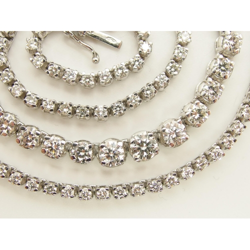 753 - A graduated diamond necklace