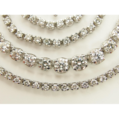 753 - A graduated diamond necklace