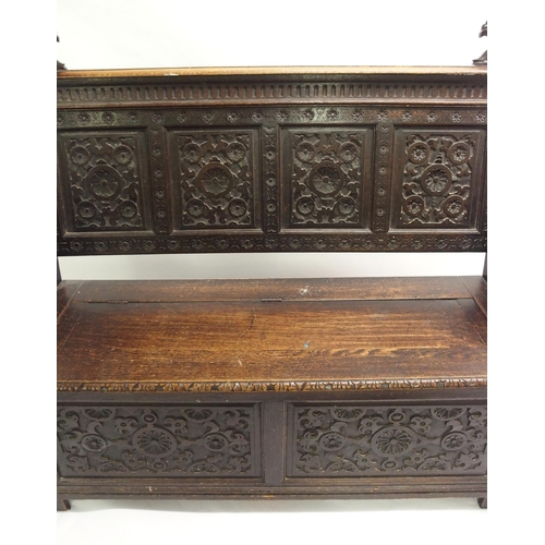 814 - A Victorian oak hall settle