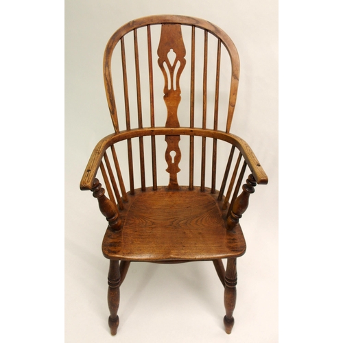 859 - A 19th Century elm and ash Windsor chair