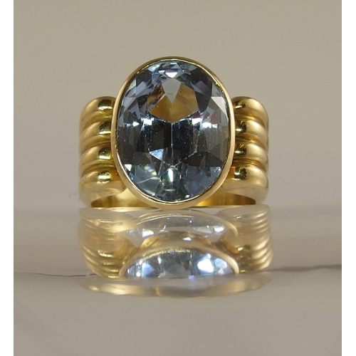 666 - An 18ct yellow gold blue gem retro ring