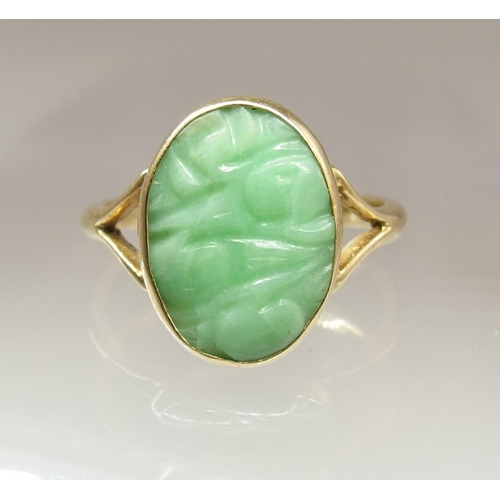 667 - A 9ct gold Chinese green hardstone ring