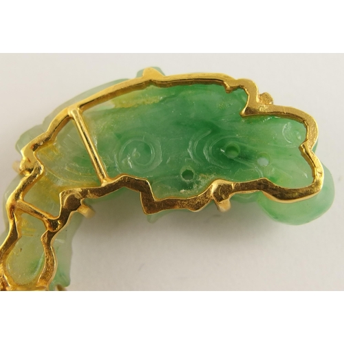 694A - A Chinese 22ct dragon boat brooch