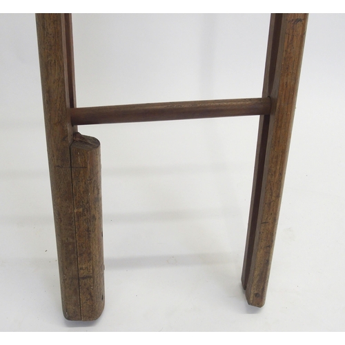 830 - A 19th Century mahogany library pole ladder