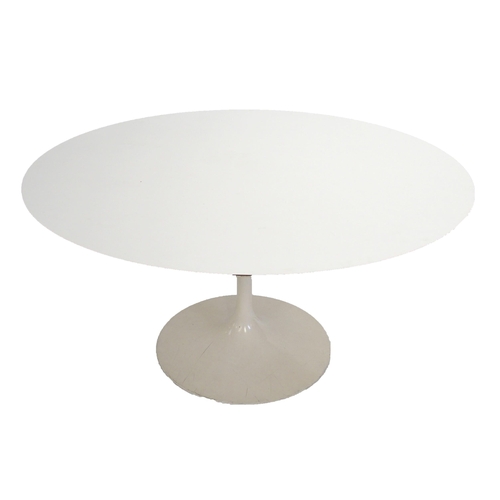 890 - An Eero Saarinen designed Knoll tulip white circular table