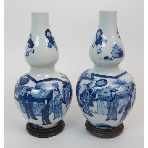 98 - A pair of Chinese blue and white double gourd vases