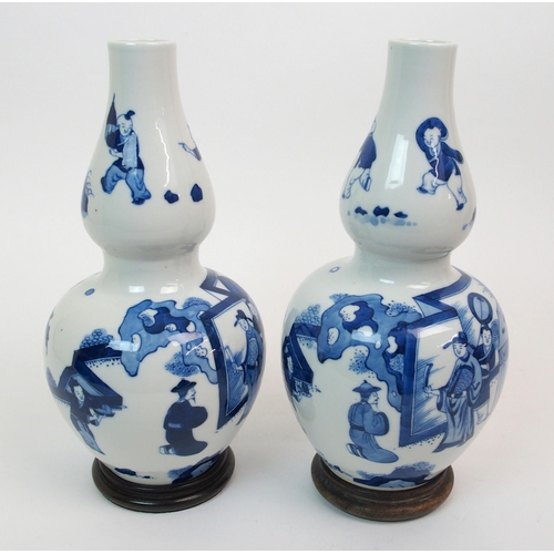 98 - A pair of Chinese blue and white double gourd vases