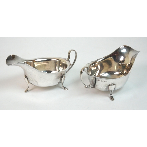 186 - A pair of silver sauceboats