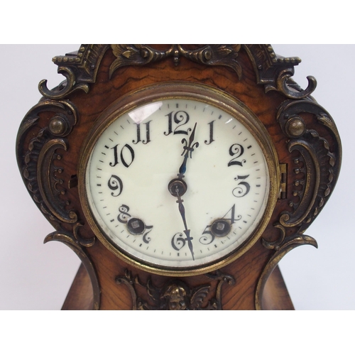 552 - A late 19th century / early 20th century walnut mantle clock