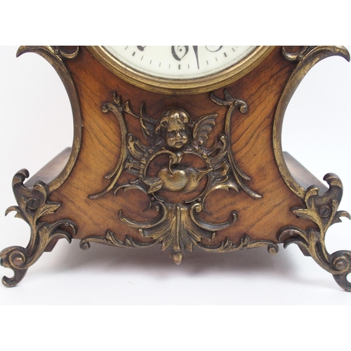 552 - A late 19th century / early 20th century walnut mantle clock