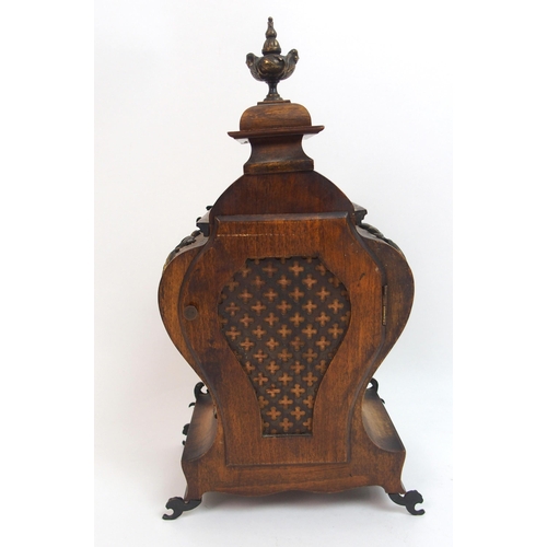 552 - A late 19th century / early 20th century walnut mantle clock