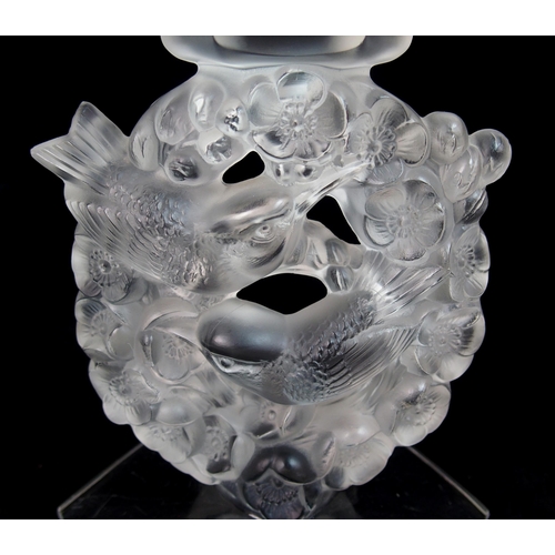 561 - A Lalique Cristal Mesanges pattern electric lamp base