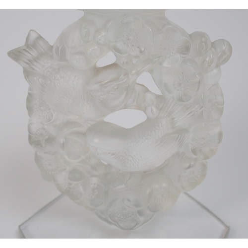 561 - A Lalique Cristal Mesanges pattern electric lamp base