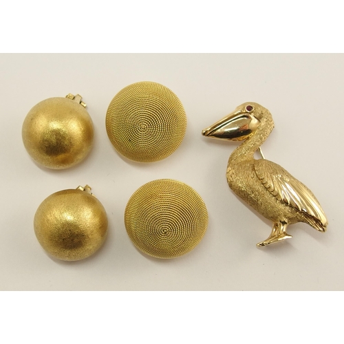 607 - A 14ct gold brooch in the shape of a pelican with a ruby eye