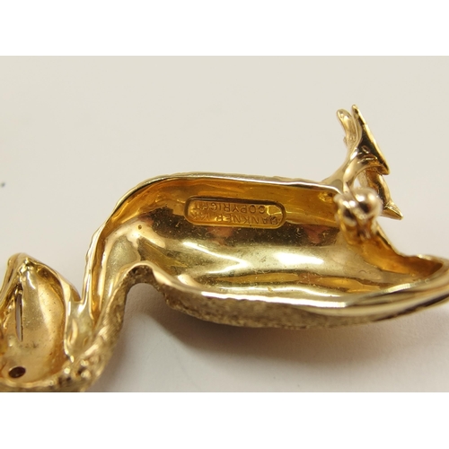 607 - A 14ct gold brooch in the shape of a pelican with a ruby eye