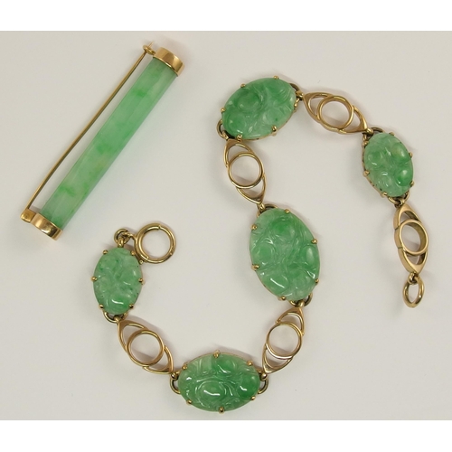 622 - A 9ct gold Chinese green hardstone bracelet