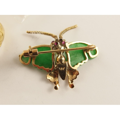 625 - A 14ct gold Chinese green hardstone butterfly brooch