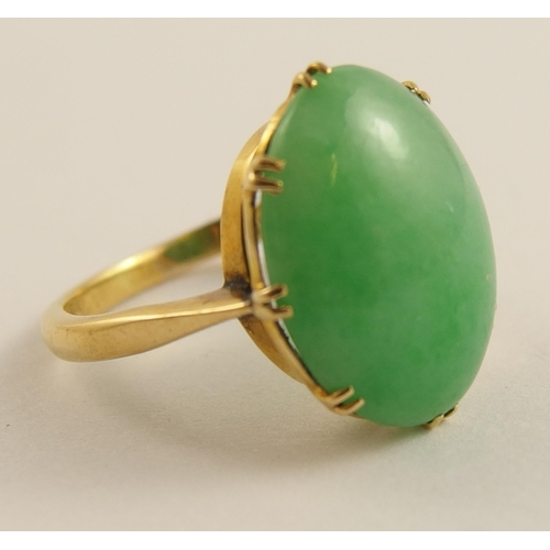 627 - An 18ct gold Chinese green hardstone ring