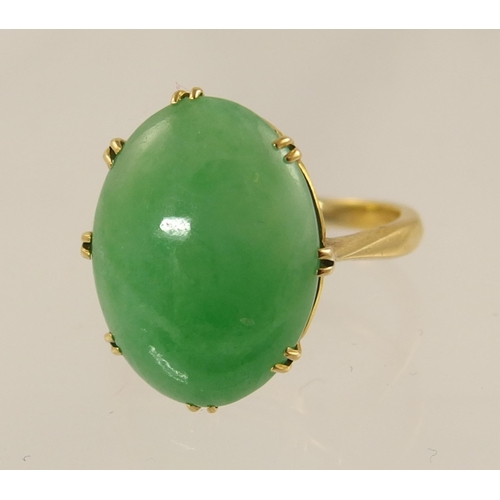 627 - An 18ct gold Chinese green hardstone ring