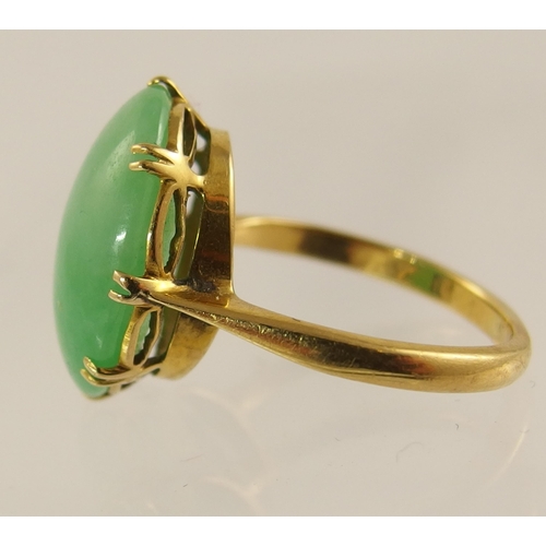 627 - An 18ct gold Chinese green hardstone ring