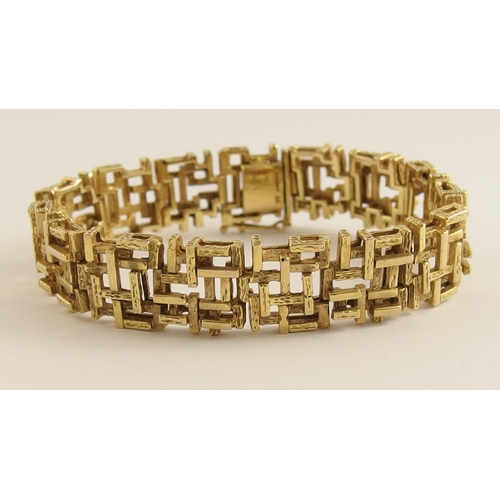 648 - A 9ct retro design bracelet