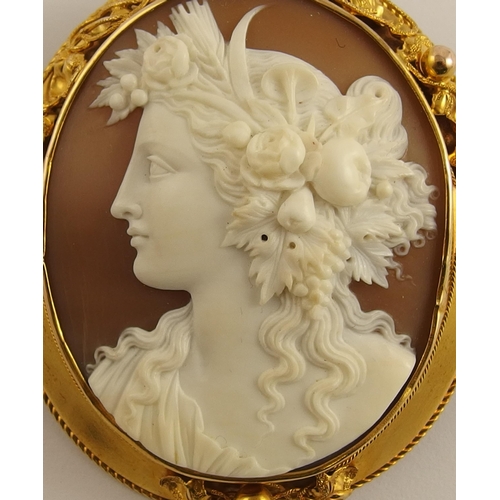 661 - A well carved cameo in a bright yellow metal brooch mount