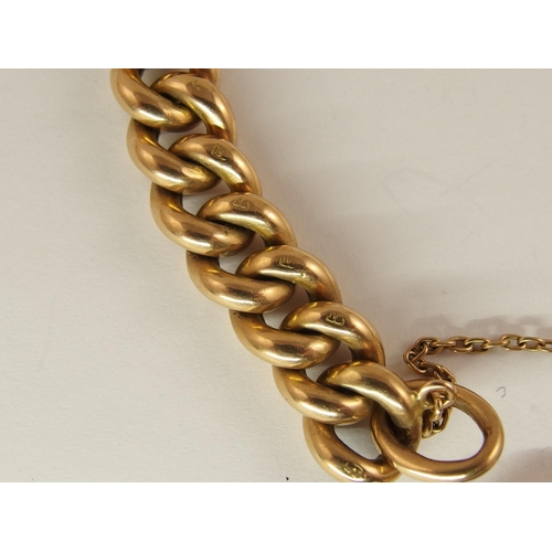 681 - A 15ct gold curb link bracelet with heart shaped clasp