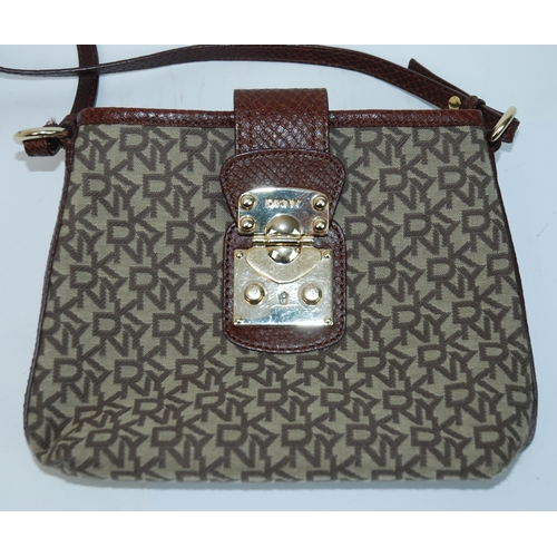 326 - A Gucci handbag with leather carrying handles