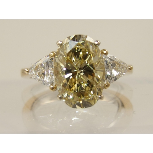 783 - A magnificent fancy yellow diamond ring