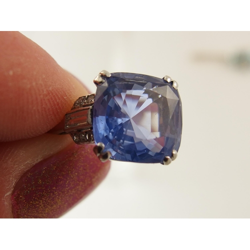 792B - A platinum Art Deco sapphire and diamond ring