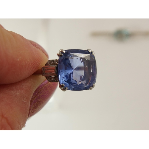 792B - A platinum Art Deco sapphire and diamond ring