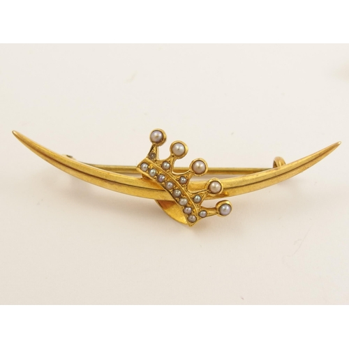 796B - A collection of vintage brooches