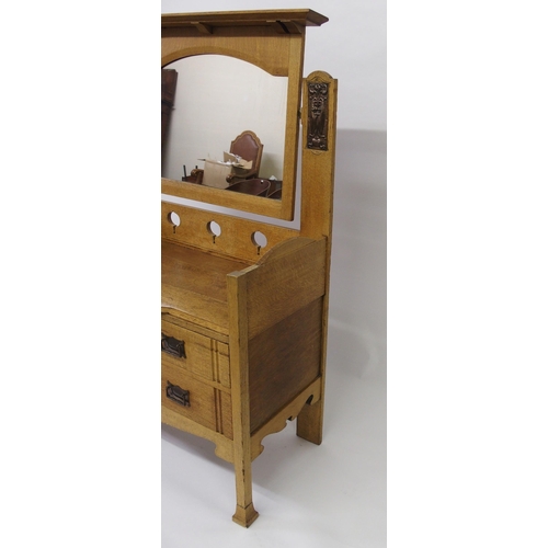 804 - An Arts and Crafts oak dressing table