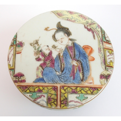 99 - A Chinese circular powder box and cover