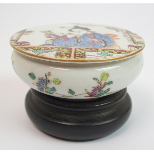 99 - A Chinese circular powder box and cover