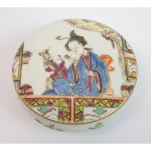 99 - A Chinese circular powder box and cover