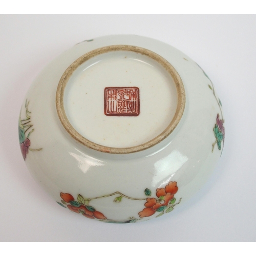 99 - A Chinese circular powder box and cover