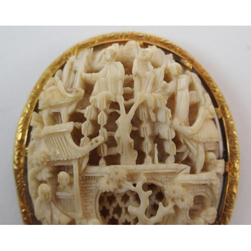 60 - A Cantonese carved ivory oval medallion brooch