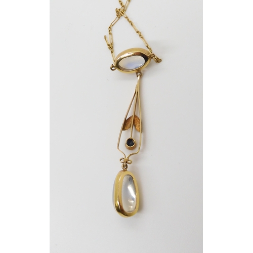 661 - AN 18CT GOLD EDWARDIAN MOONSTONE NECKLETthe pendant further set with a sapphire. The largest moonsto... 