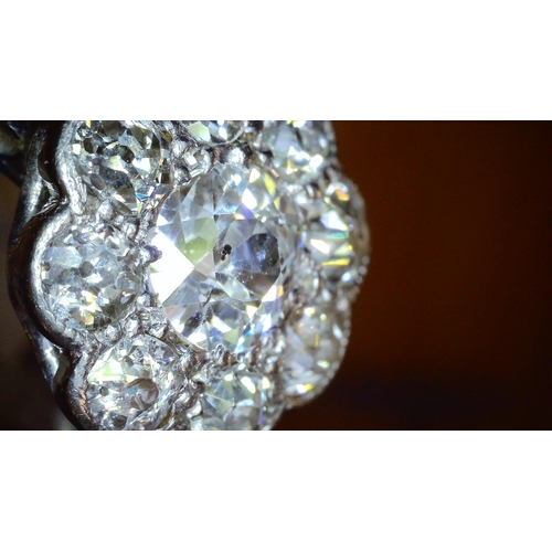 690 - AN OLD CUT DIAMOND FLOWER RINGmounted throughout in 18ct white gold and platinum, the central diamon... 