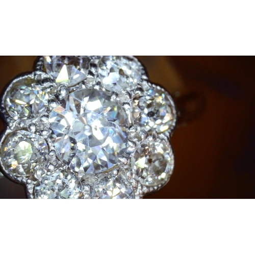 690 - AN OLD CUT DIAMOND FLOWER RINGmounted throughout in 18ct white gold and platinum, the central diamon... 