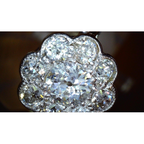 690 - AN OLD CUT DIAMOND FLOWER RINGmounted throughout in 18ct white gold and platinum, the central diamon... 