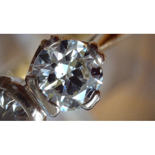 691 - AN 18CT GOLD THREE STONE DIAMOND RINGset with estimated approx 1ct of brilliant cut diamonds. Finger... 