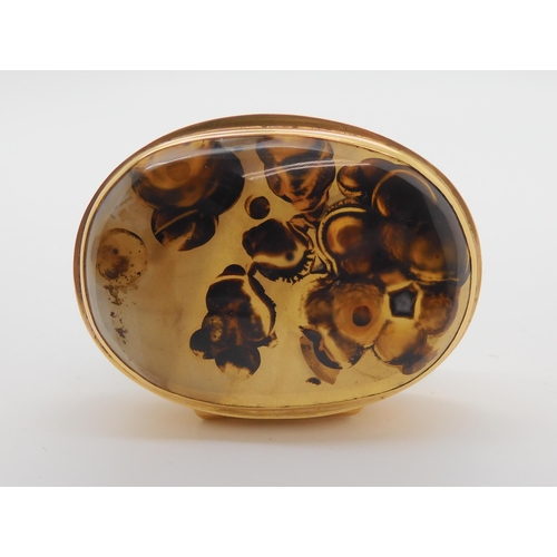 723 - A YELLOW METAL MOUNTED AGATE SNUFF BOXmade from an agate rock chosen to fit nicely in the hand, the ... 